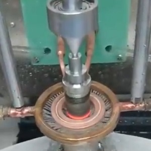 當(dāng)采用高頻感應(yīng)加熱設(shè)備對鉆桿接頭進(jìn)行熱處理時，需要注意哪些方面？